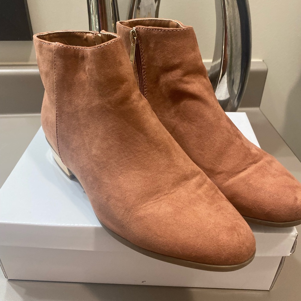 WINTER SALE ‼️ boots/booties 2 for $50 | Gold Block Heel Chelsea Boots - Picture 2 of 5